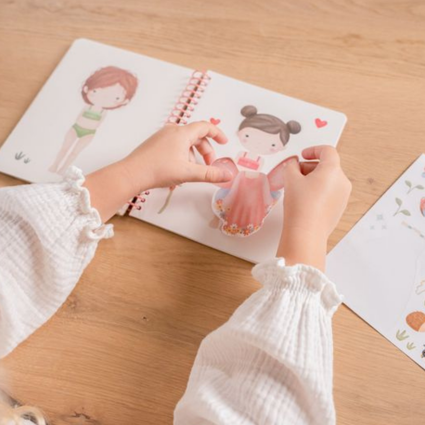 Aankleed- en stickerboek Rosa & Friends