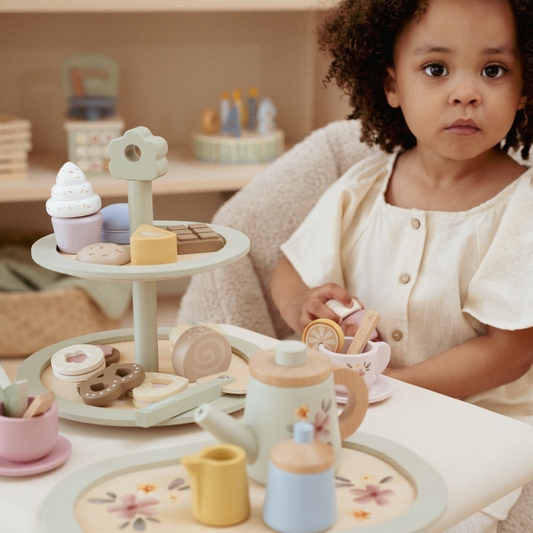 Houten etagère met gebak