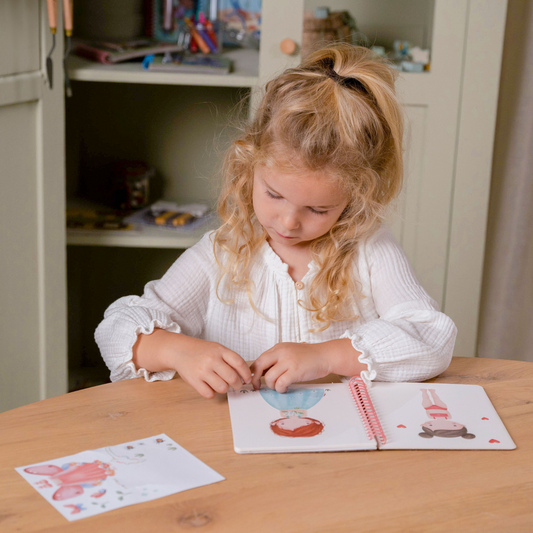 Aankleed- en stickerboek Rosa & Friends