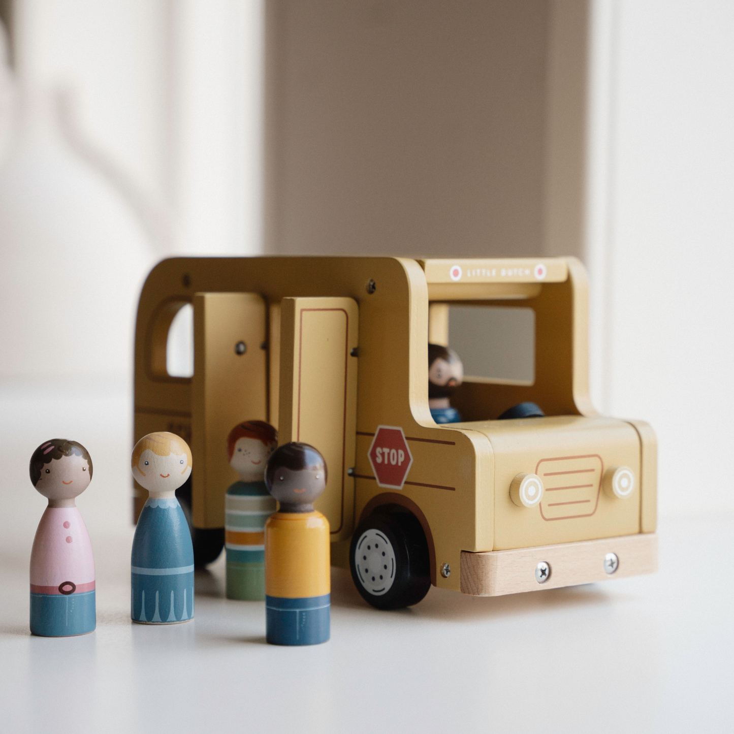 Schoolbus met poppetjes