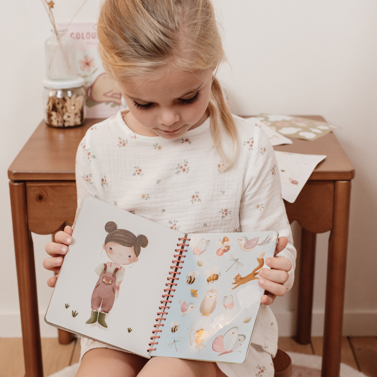 Aankleed- en stickerboek - Fairy Garden