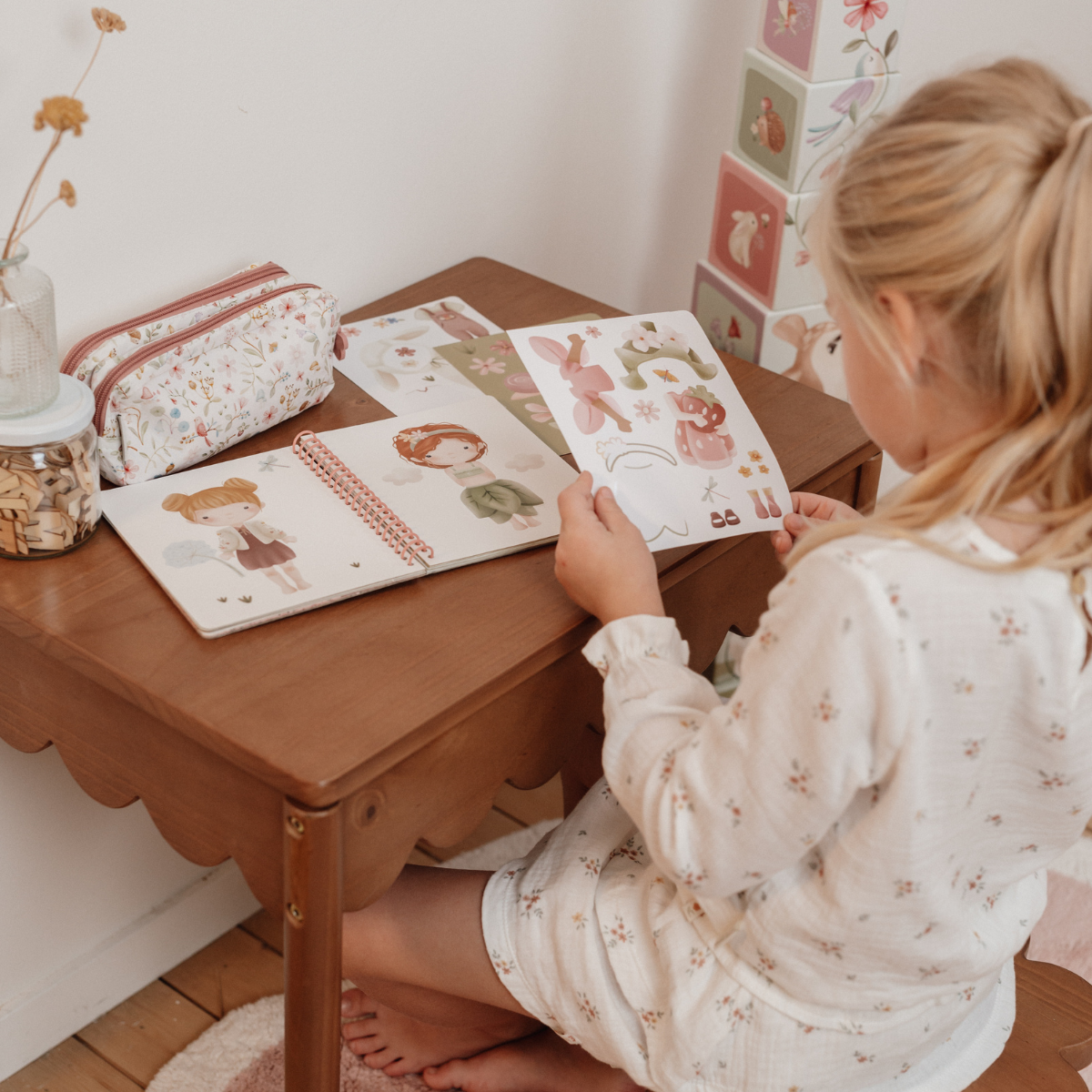 Aankleed- en stickerboek - Fairy Garden